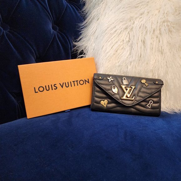 LOUIS VUITTON  Authentic. Love Lock  Wave Long Leather Wallet Black - Picture 2 of 9